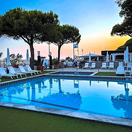 Excelsior Hotel 4*
